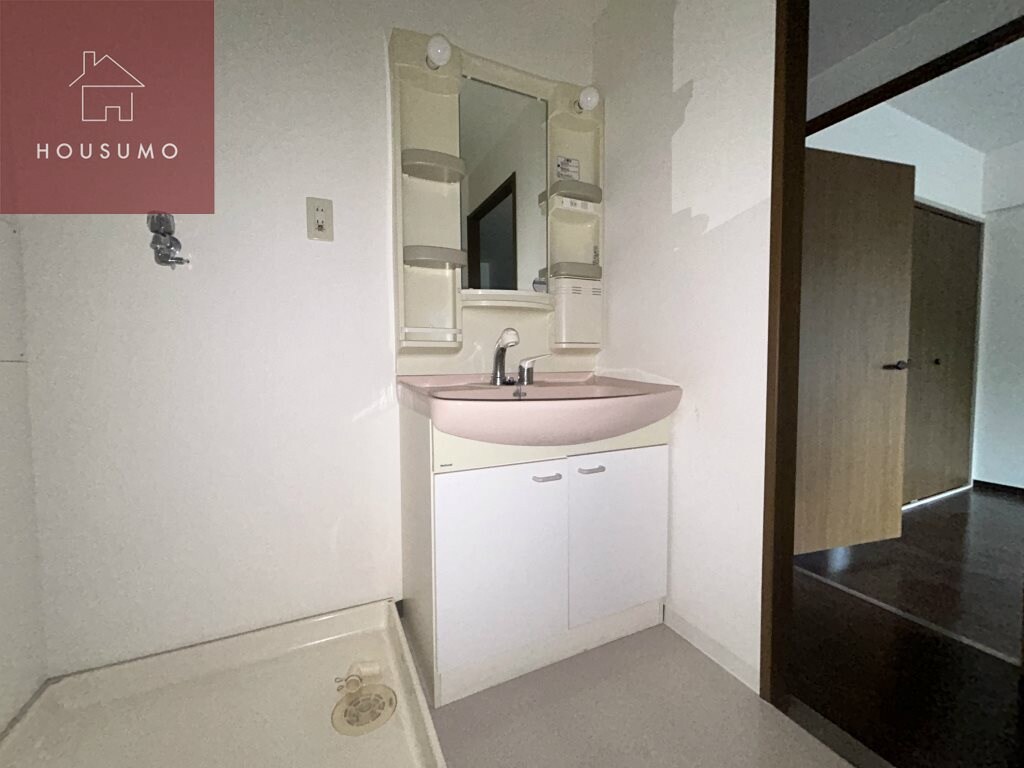 物件内観写真19　(独立洗面台、小物を置くことができて便利です)