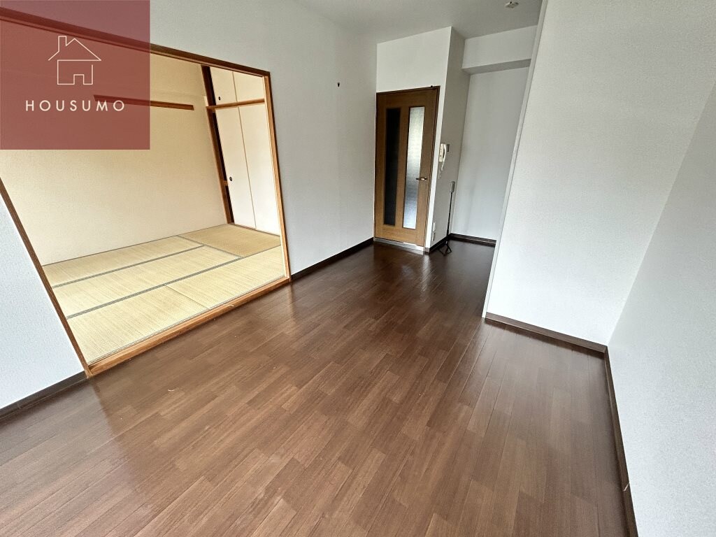 物件内観写真29　(こちらのリビングで趣味の時間をお楽しみください)