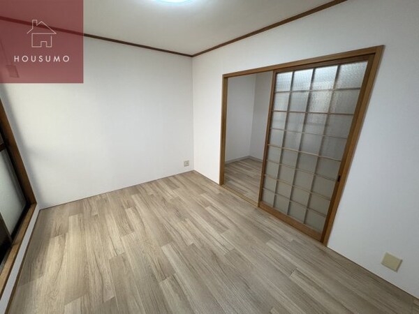 寝室(落ち着いた色調の寝室です)