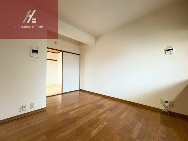 物件内観写真13　(広々とした洋室です)