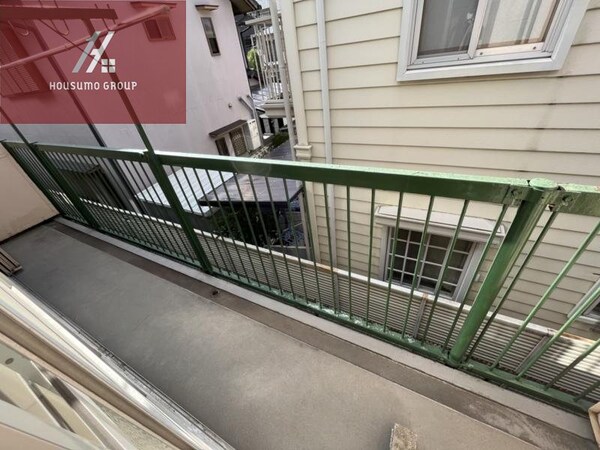 バルコニー(開放的で明るい空間を演出してくれるバルコニーです)