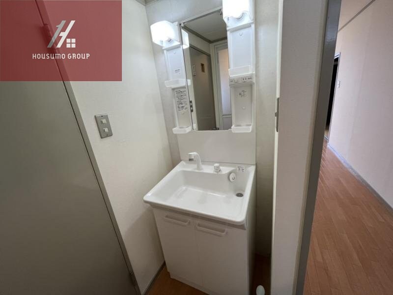 物件内観写真18　(朝の支度にも助かる、独立の洗髪洗面化粧台)