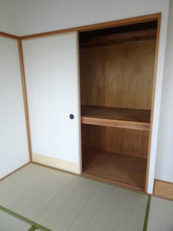 押入