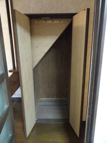 物件内観写真20　(階段下収納)