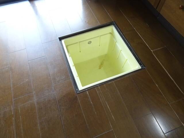 物件内観写真25　(床下収納)