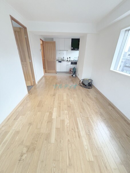 居室(無垢な木製フローリング♪南東角部屋南向き2面採光明るいリビン)