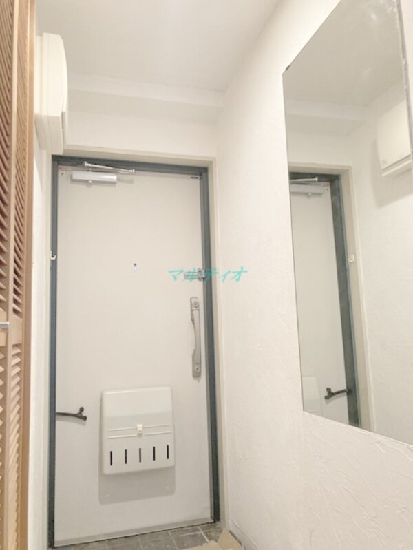 玄関(鏡のある玄関スペース♪（鍵はダブルロックです）)