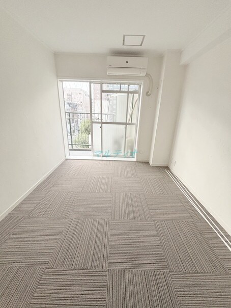洋室はフロアタイルカーペット♪