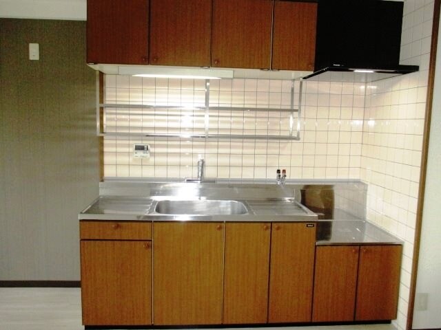 物件内観写真4　(システムキッチンに入れ替え済み)