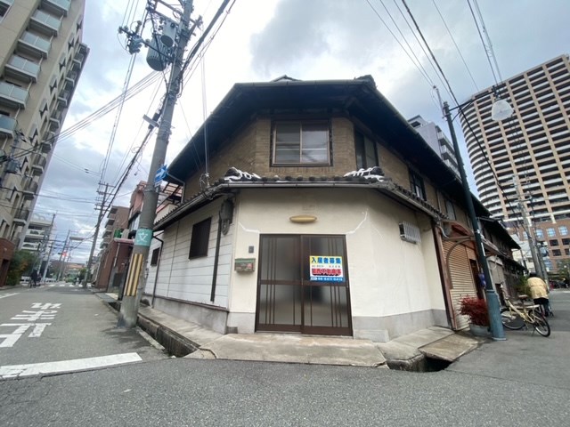 成川貸家（角）