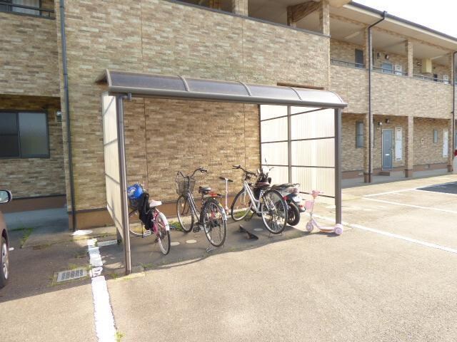 物件外観写真2　(駐輪場)