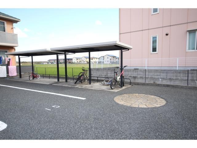 翠翠ガーデンの駐車場・駐輪場