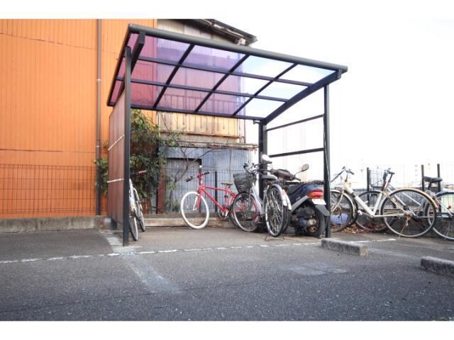 センチュリーコートの駐車場・駐輪場