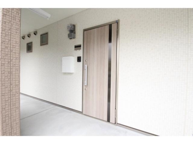 物件外観写真2　(玄関周り)