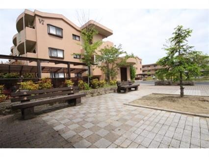 物件外観写真3　(敷地内ごみ置き場ベンチ、駐輪場)