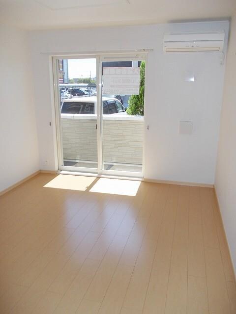 物件内観写真2　(リビング)