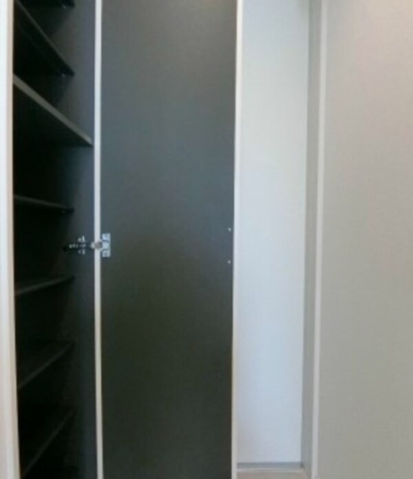 玄関(同物件別部屋内装写真参照)
