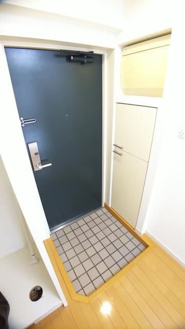 玄関(別部屋参考写真となります。)