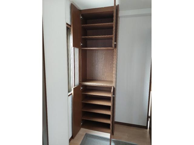 物件内観写真12　(下足棚)