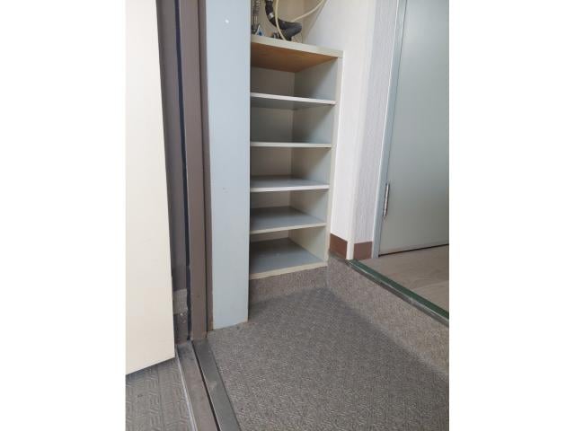 物件内観写真10　(下足棚)