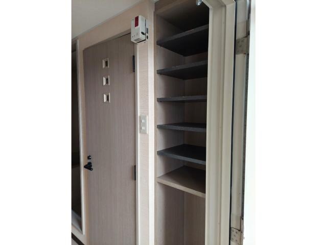 物件内観写真10　(下足棚)