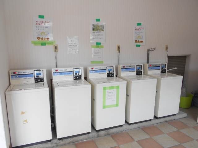物件外観写真3　(コインランドリー)