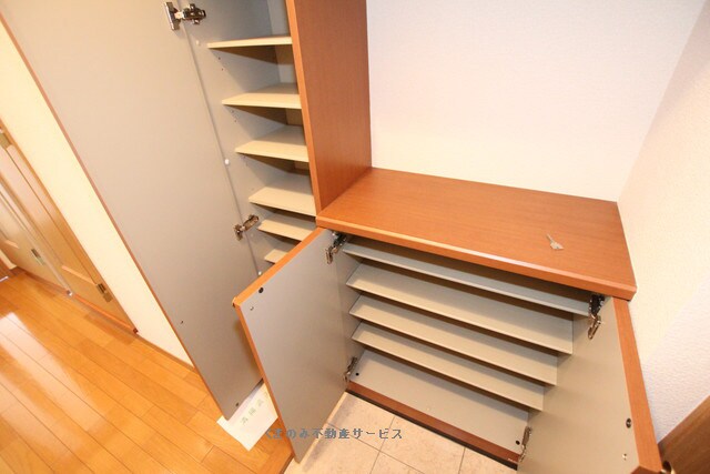 物件外観写真2　(毎日通るエントランスはこのようになっています
アドバンス三本)