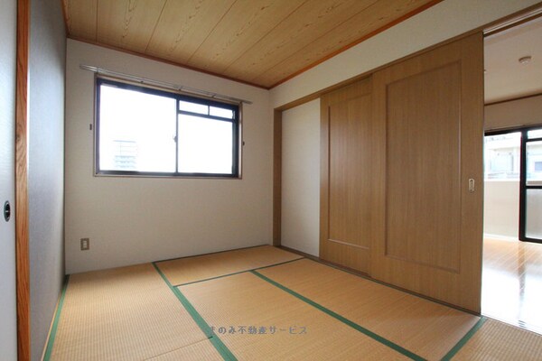 和室(和室がひろがる居住スペース
アドバンス三本松　404号室　2)