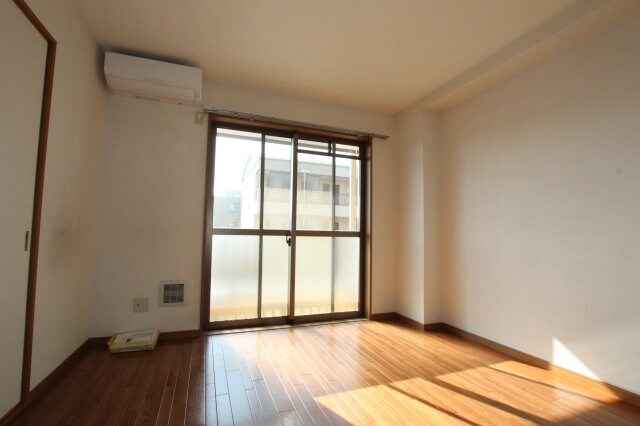 物件内観写真2　(おしゃれな居間です
201号室　2018/11/29撮影)