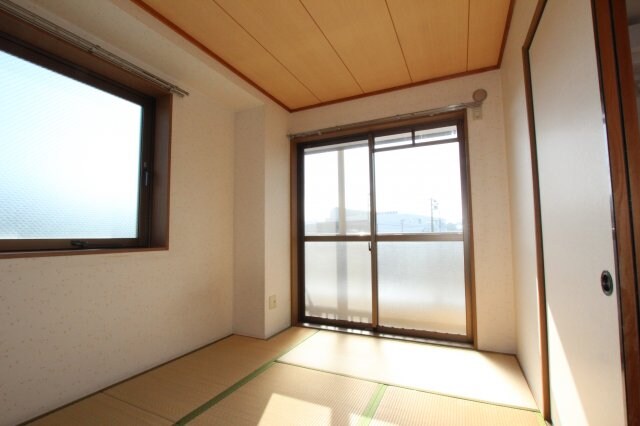 物件内観写真4　(フローリングだけでなく、和室もあります
201号室　2018)