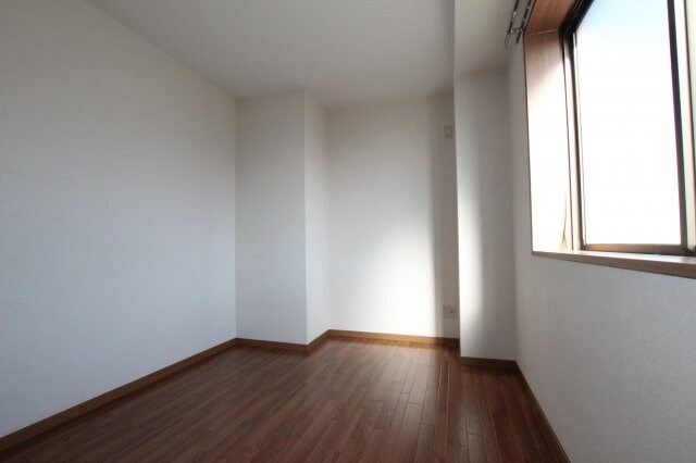 物件内観写真9　(広々とした洋室です
201号室　2018/11/29撮影)