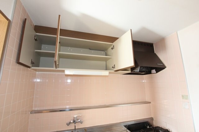 物件内観写真12　(吊棚
201号室　2018/11/29撮影)