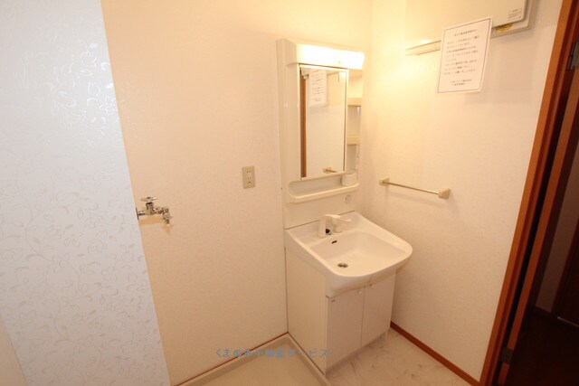 物件内観写真6　(独立洗面台、小物を置くことができて便利です
ソレーユ　202)