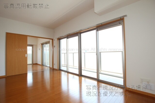 物件内観写真2　(ゆったり過ごせるリビングです
エコノⅦ601　2013年5月)