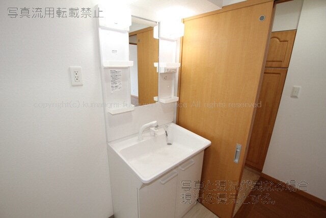 物件内観写真5　(使いやすい洗面所です
エコノⅦ601　2013年5月3日撮影)