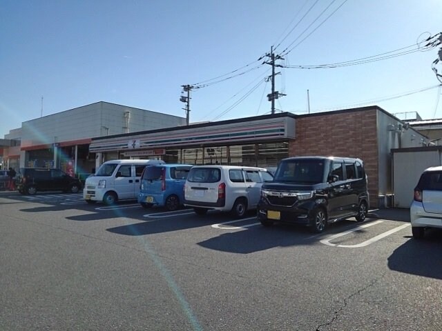 物件外観写真2　(セブンイレブン本町店まで528m)