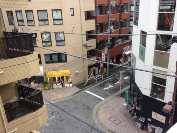 住戸からの眺望写真(麻布十番商店街の一角。賑やかでありながら落ち着いた風情の街並みです)