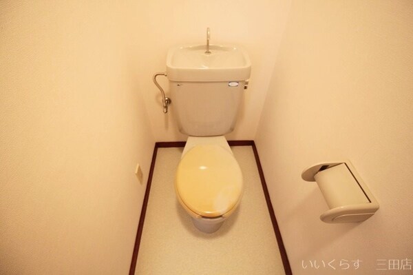 トイレ(同マンション同間取りのお部屋の写真です。)