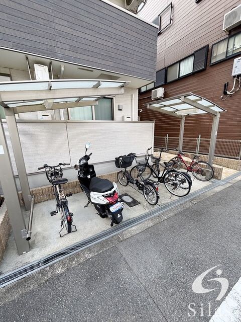 物件外観写真4　(現在バイクは駐輪できません)