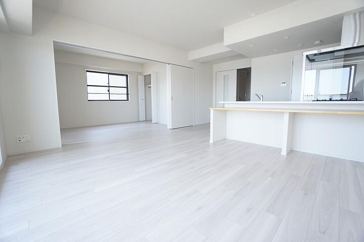 物件内観写真3　(居室、リビング)