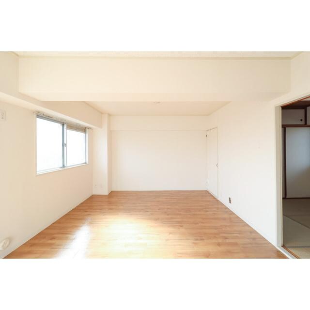 物件内観写真3　(居室、リビング)