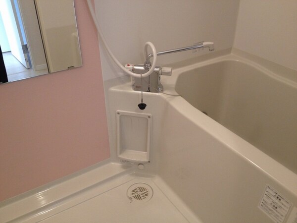 バス／シャワールーム等(お風呂の壁部分色はお部屋ごとに異なる場合がございます。)