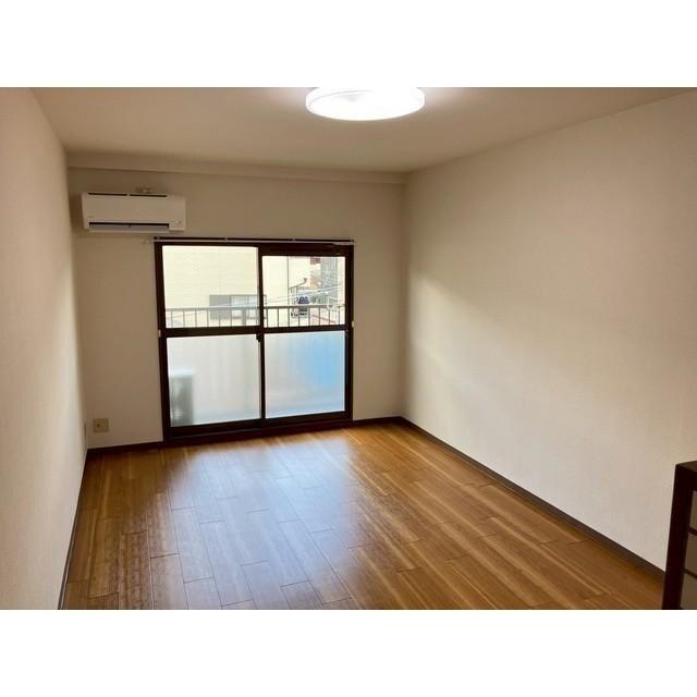 物件内観写真3　(居室、リビング)