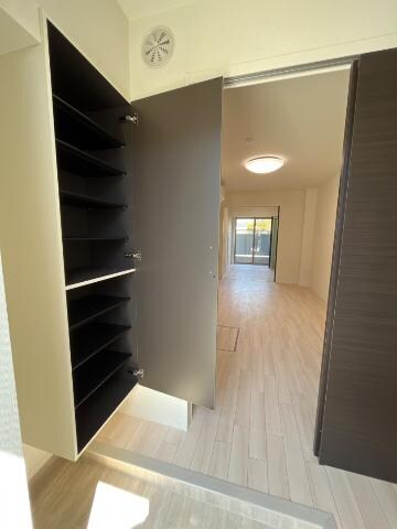 物件内観写真6　(玄関)