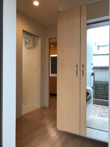 物件内観写真4　(玄関)