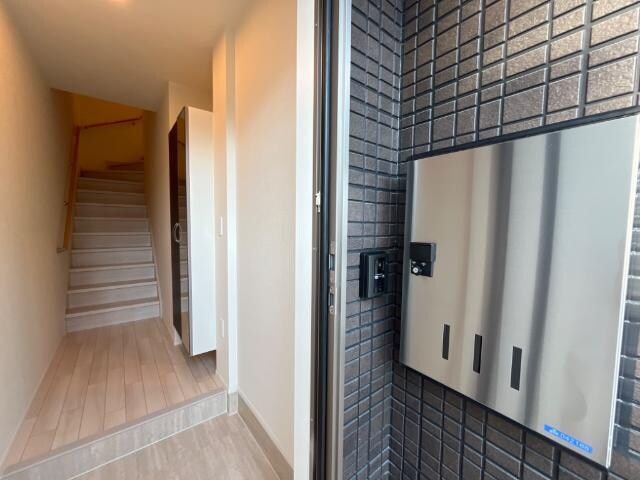 物件内観写真4　(玄関)