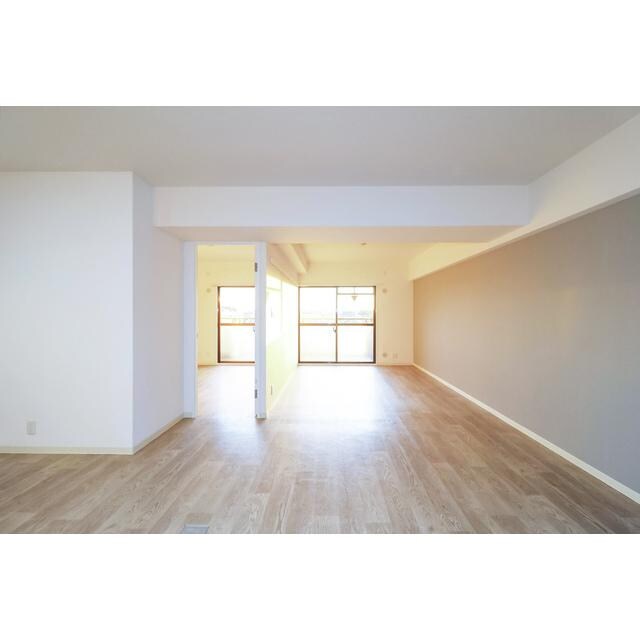 物件内観写真3　(居室、リビング)