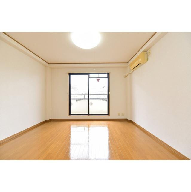 物件内観写真3　(居室、リビング)