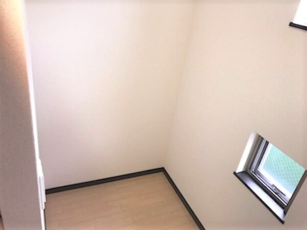 その他(窓側から見た室内)