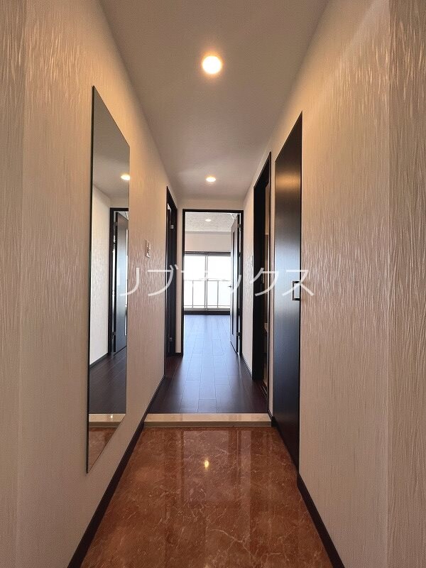 玄関(カラーパターン偶数階:ホワイト基調 奇数階:ブラウン基調)